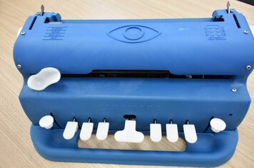 Educação adquire máquina de escrever em braille