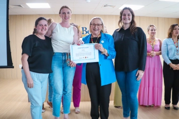 Imigrante recebe certificação estadual pelo cuidado materno, paterno e infantil