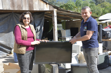 Imigrante recolhe 1,5 tonelada de lixo eletrônico e 150 litros de óleo de cozinha usado