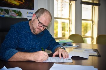 Stevens assina contrato da última etapa de reforma do ginásio