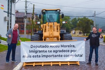 Município recebe pá carregadeira para a Agricultura