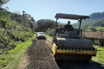 Prefeitura repara estradas em três pontos do município