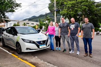 Professores e Pesquisadores da UFSM mostram carro elétrico de projeto do curso de engenharia