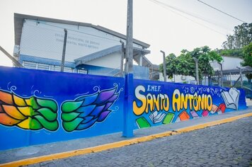 Alunos pintam muro da Emef Santo Antônio com Graffiti