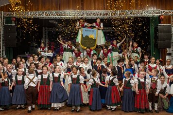 Grupo de Danças Sonnenlicht inaugura novos trajes