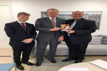 Embaixador holandês recebe convite para a XIV Paixão de Cristo 