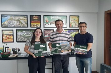 Charles Porsche entrega material de divulgação para Lume Eventos e Amturvales