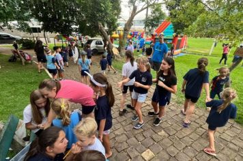 Alunos aproveitam a Praça Municipal enfeitada para a Páscoa 