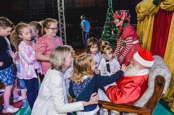 Celebração de Natal reúne dezenas de pessoas no Ginásio Municipal