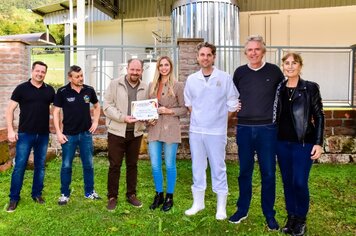 Administração de Imigrante homenageia Laticínios do Sul