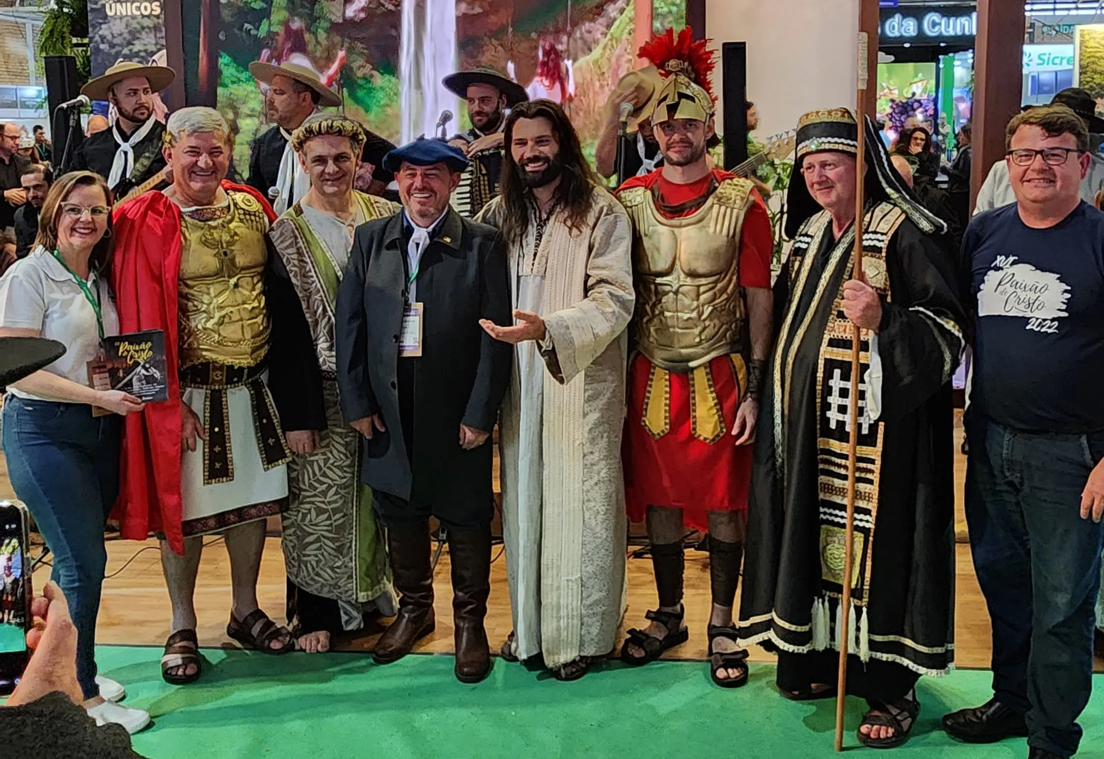 Imigrante divulga a 20ª edição da Paixão de Cristo durante a Festuris 2025