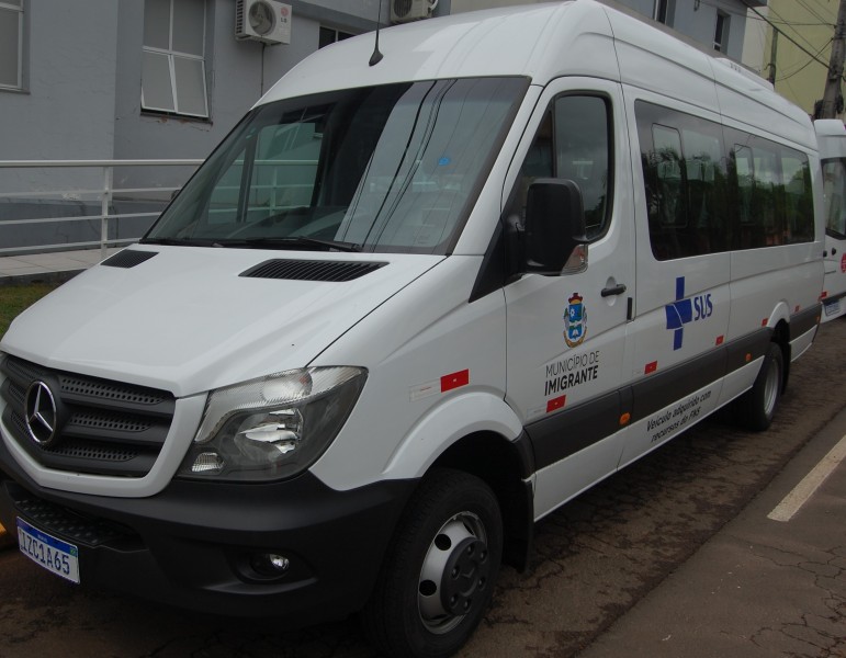 Imigrante recebe duas vans para a Saúde