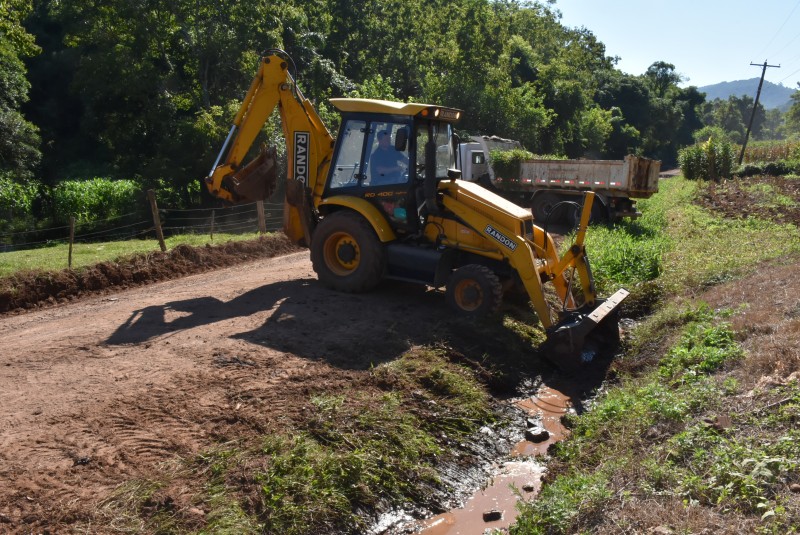Obras intensifica melhoria em estradas do interior