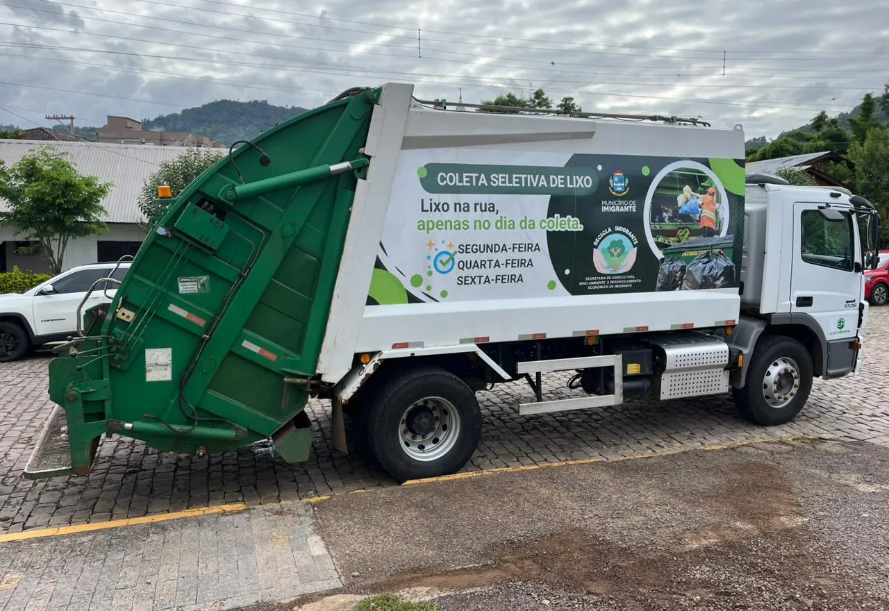Imigrante passa a contar com veículo padronizado para a coleta de resíduos