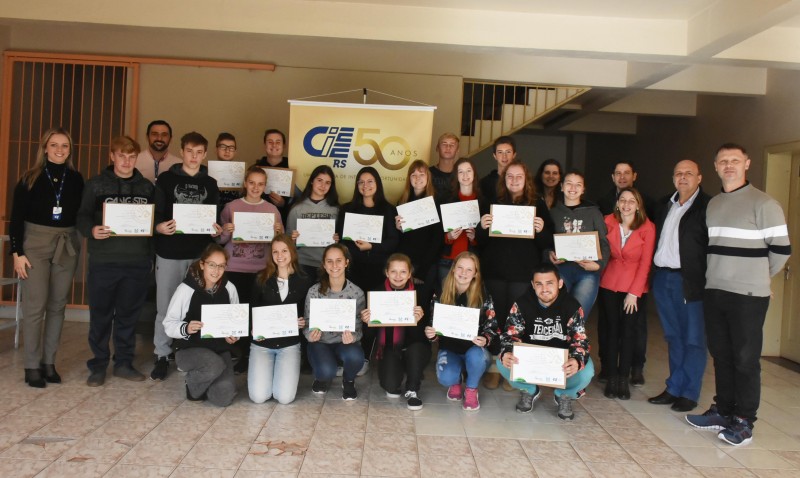 Jovens Aprendizes de Imigrante recebem certificado