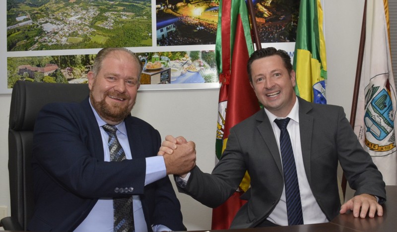 Stevens reassume comando do executivo depois de se curar da Covid