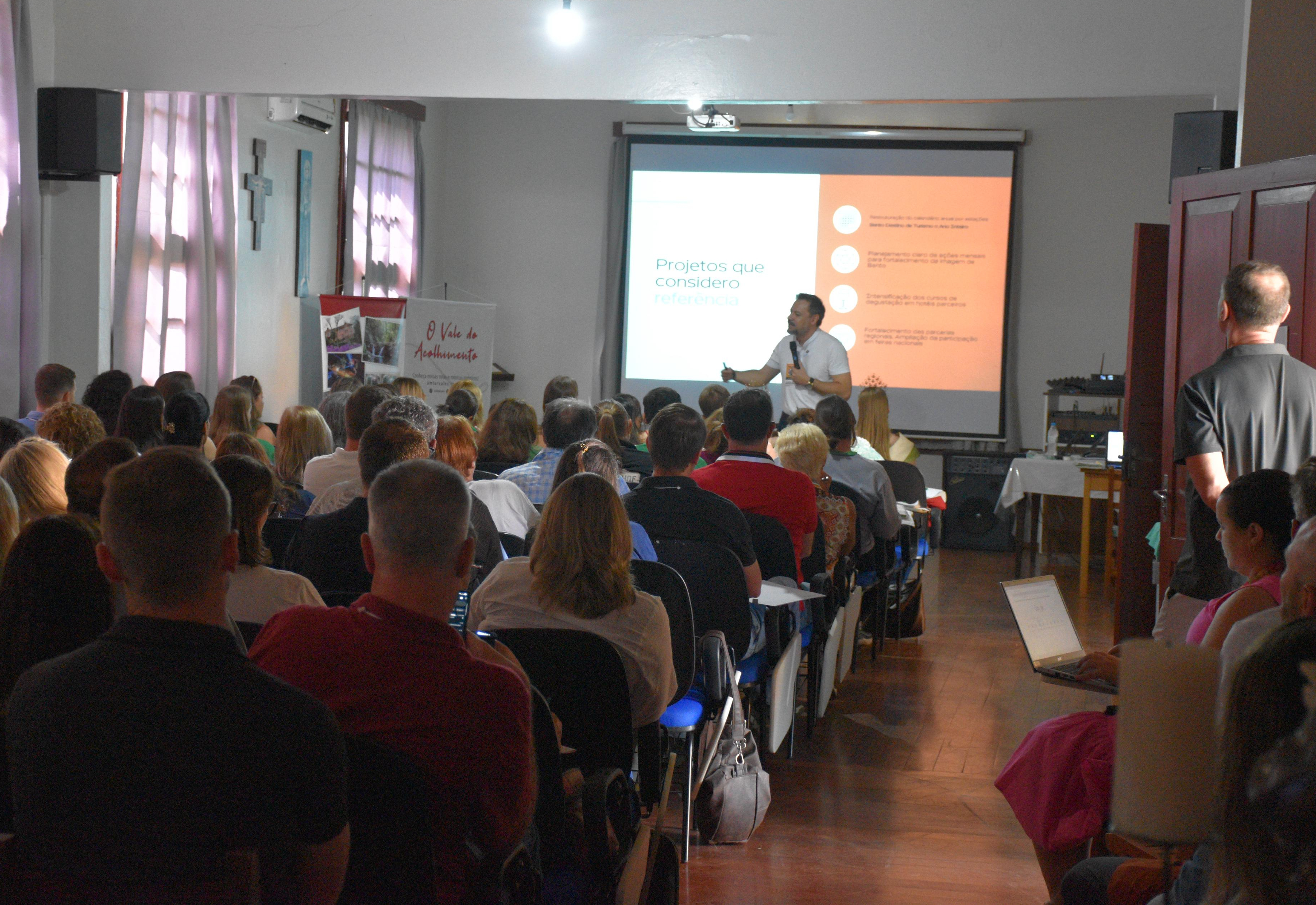 Seminário Regional de Turismo tem primeiro dia marcado por palestras, experiências e apresentações culturais