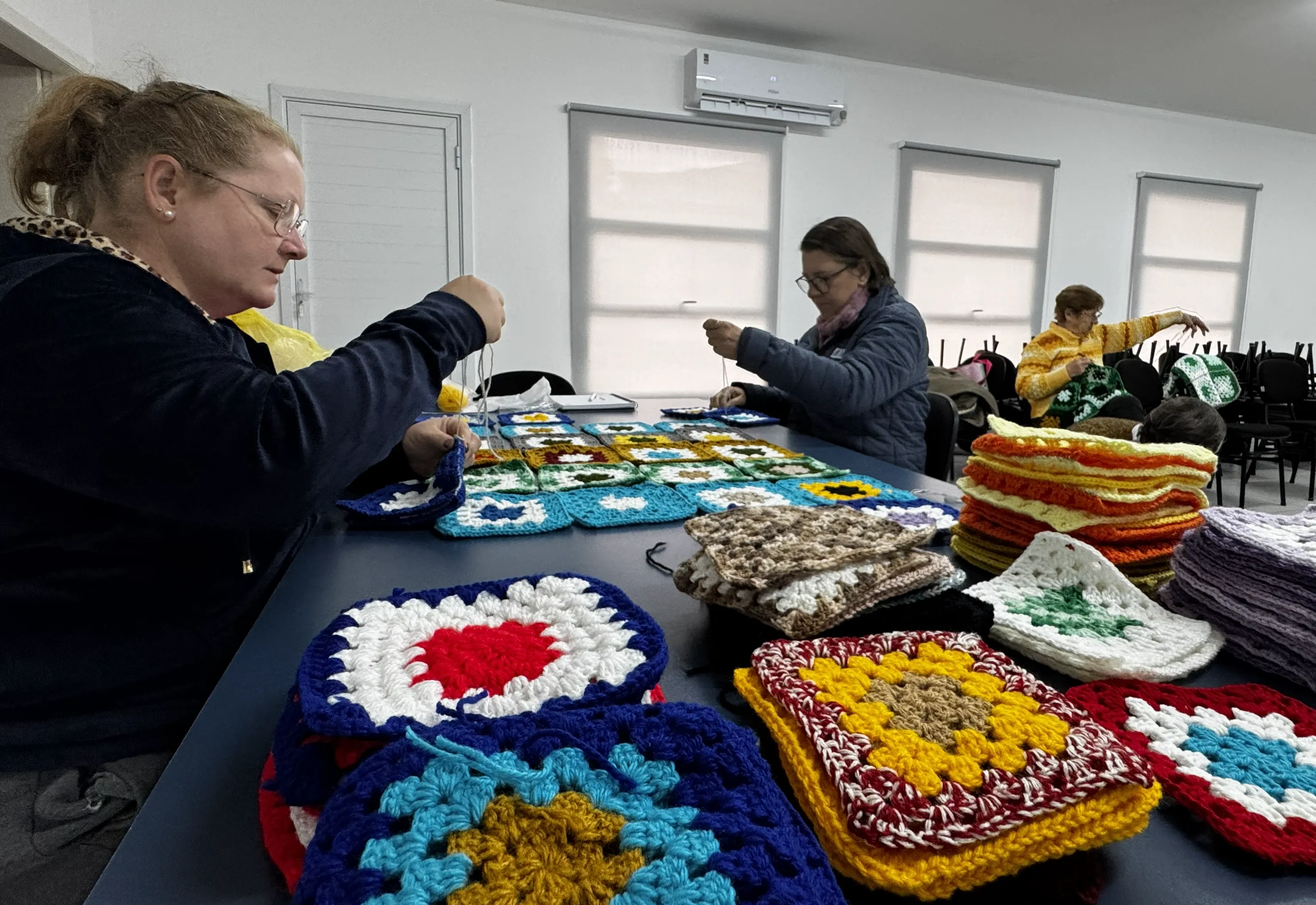 Amor em forma de manta: grupo de Imigrante une agulhas e corações pelo Sagrado Lar