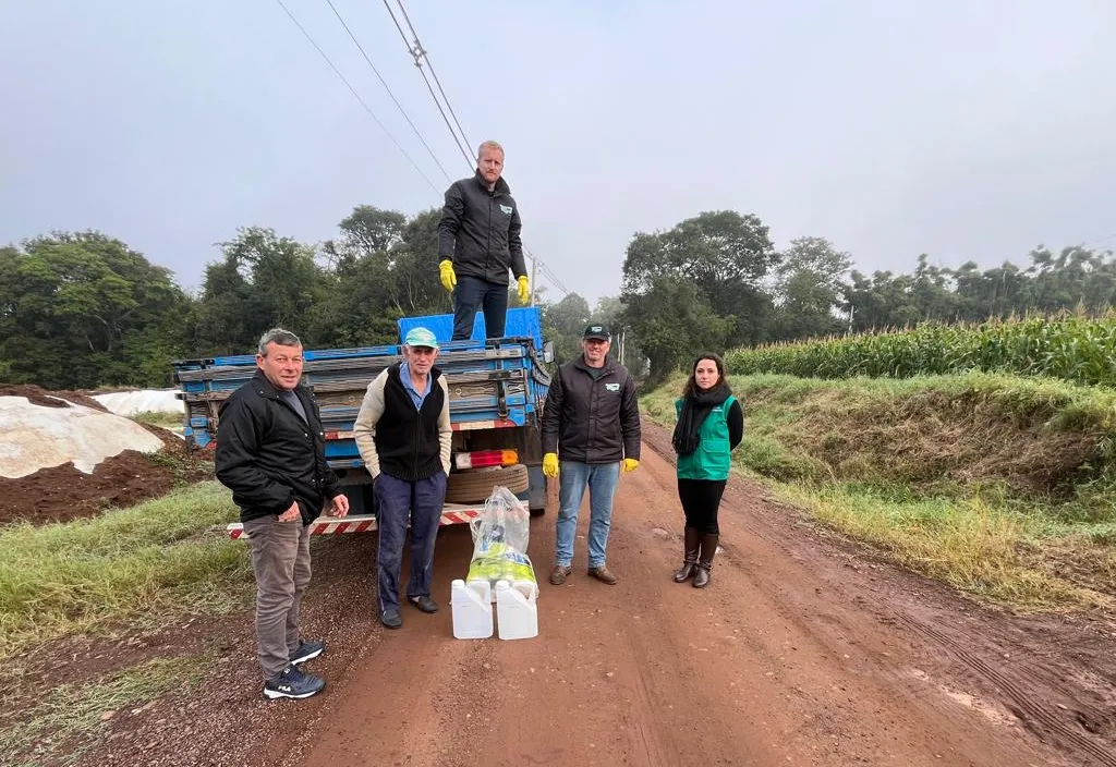 Imigrante recolhe embalagens de agrotóxicos em ação que percorre toda a zona rural