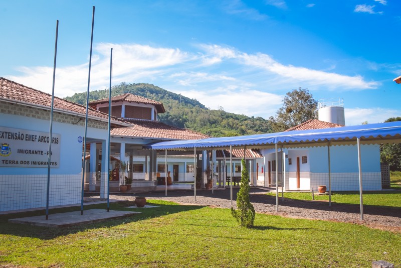 Toldos foram instalados em escolas
