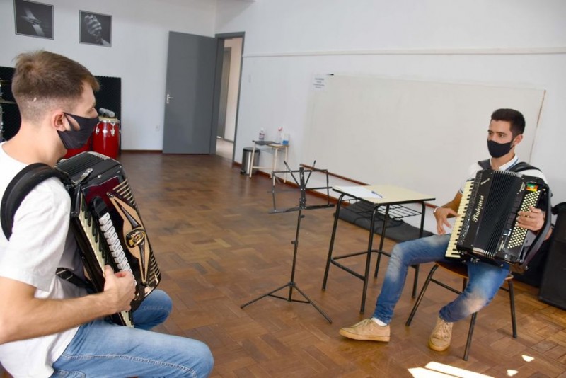 Associação Cultural disponibiliza aulas de gaita