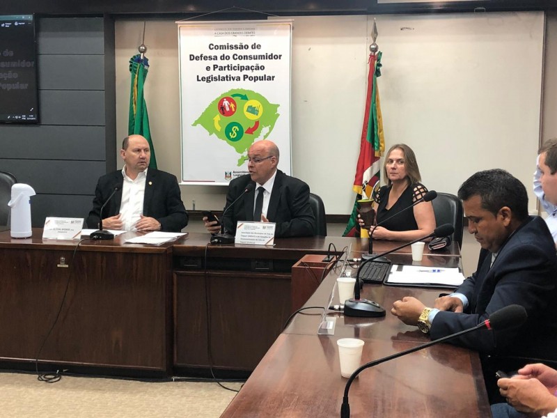Prefeito representa Amvat na busca de soluções para telefonia no município